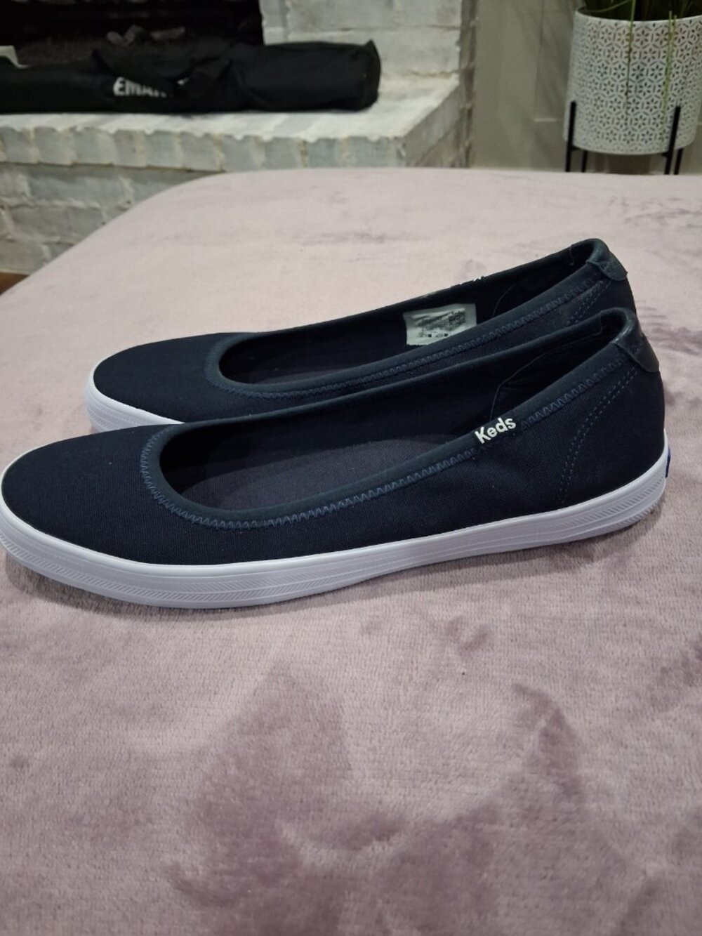 KEDS NAVY SLIP ONS SIZE 9 - Picture 2 of 4